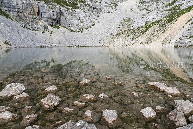 朱利安阿尔卑斯山(Spodnje Kriško jezero)湖的美丽景色